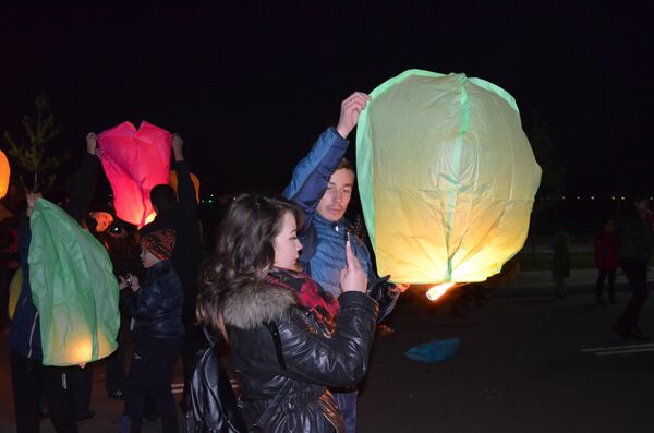 В Талдыкоргане на набережной реки Каратал запустили 328 небесных конвертов, символизирующих число погибших в этом году людей на автодорогах региона - Sputnik Казахстан