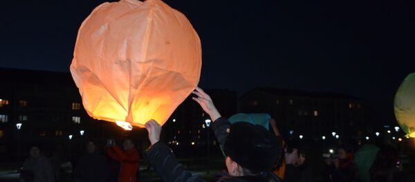 В Талдыкоргане на набережной реки Каратал запустили 328 небесных конвертов, символизирующих число погибших в этом году людей на автодорогах региона - Sputnik Казахстан