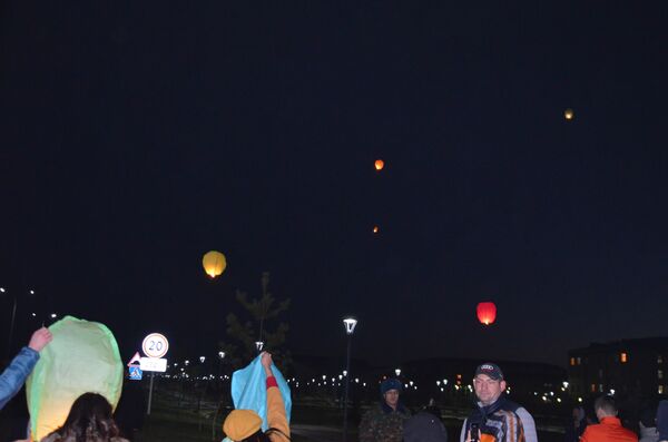 В Талдыкоргане на набережной реки Каратал запустили 328 небесных конвертов, символизирующих число погибших в этом году людей на автодорогах региона - Sputnik Казахстан