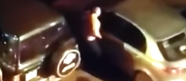 Мужчина разбивает автомобили в Астане Мужчина разбивает автомобили в Астане - Sputnik Казахстан