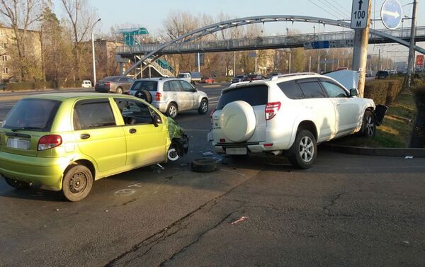 Daewoo Matiz и Toyota RAV4 столкнулись на ул. Саина - Sputnik Казахстан