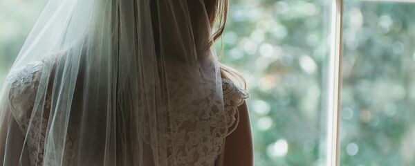 Невеста у окна, архивное фото Невеста у окна, архивное фото - Sputnik Казахстан