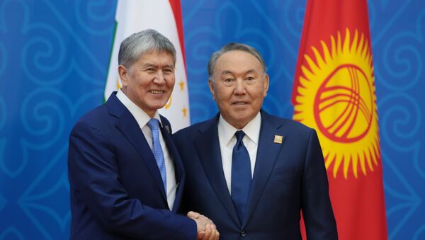 Президент Кыргызстана Алмазбек Атамбаев (слева) и президент Казахстана Нурсултан Назарбаев - Sputnik Казахстан