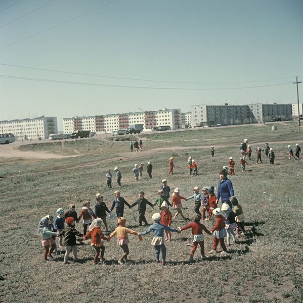 Дети горняков на прогулке - Sputnik Казахстан