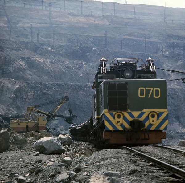 Добыча железной руды в Соколовском руднике - Sputnik Казахстан
