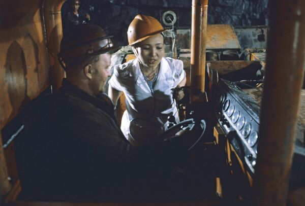 Забор пробы воздуха из кабины погрузочной машины в шахте. Рудник Миргалимсай - Sputnik Казахстан