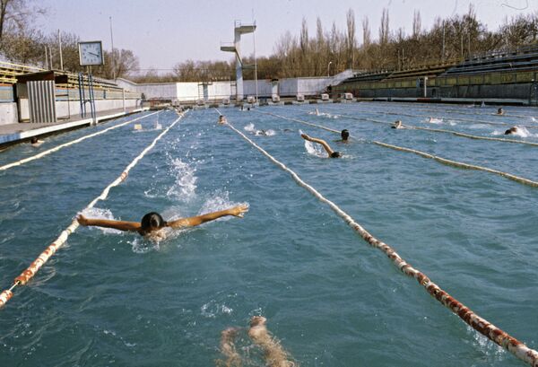 Открытый бассейн в городе Кентау - Sputnik Казахстан
