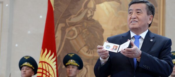 Сооронбай Жээнбеков во время инаугурации - Sputnik Казахстан