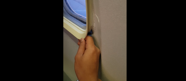 Пассажир самолета снял на видео отрывающийся иллюминатор Пассажир самолета снял на видео отрывающийся иллюминатор - Sputnik Казахстан