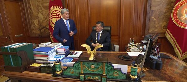 Первые минуты Сооронбая Жээнбекова в кабинете президента — видео - Sputnik Казахстан