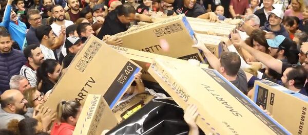 Сан-Паулуда арзан теледидарға таласқан жұрт дүкеннің ішінде сығылысып қалды - Sputnik Қазақстан