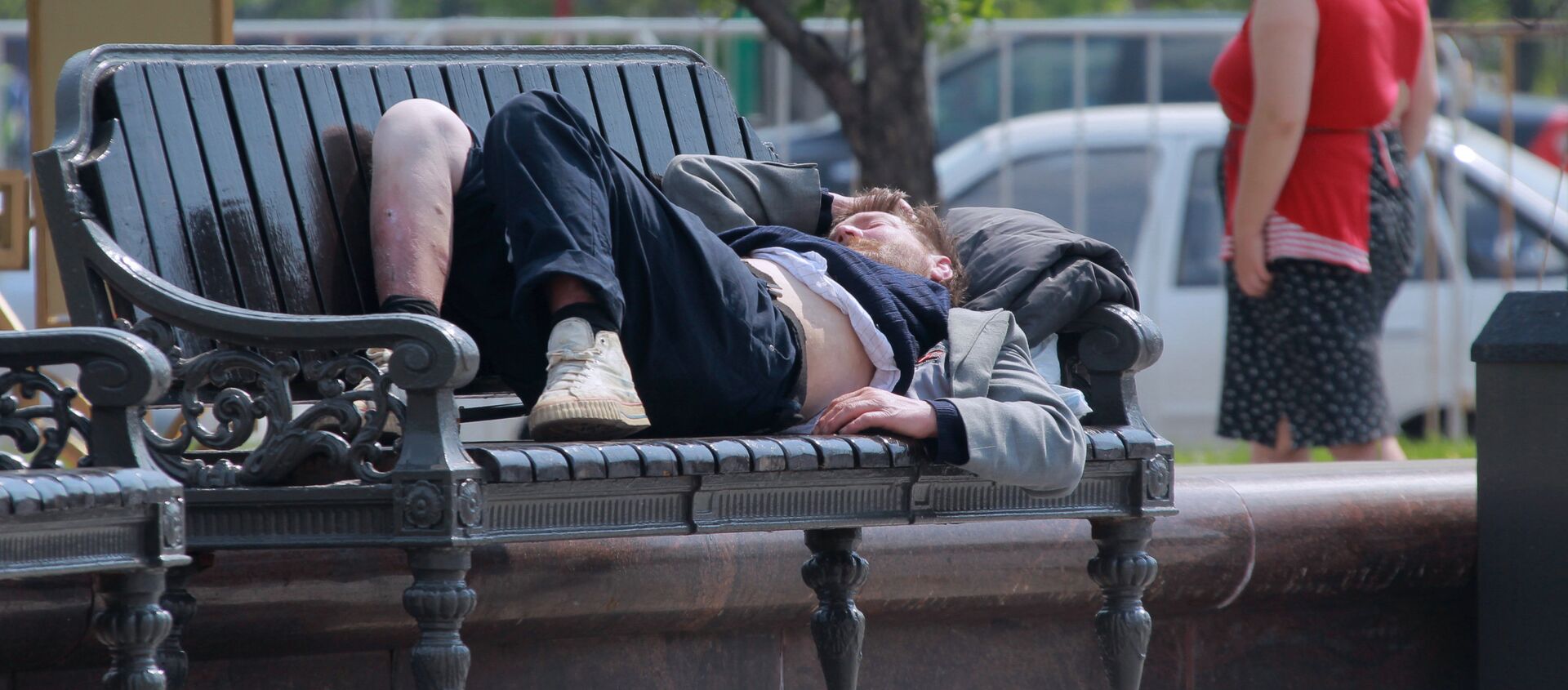 Бездомный спит на скамейке, архивное фото - Sputnik Казахстан, 1920, 16.04.2021