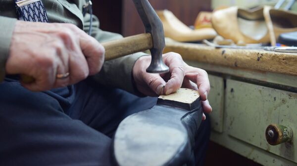 Мастер по ремонту обуви, архивное фото - Sputnik Казахстан