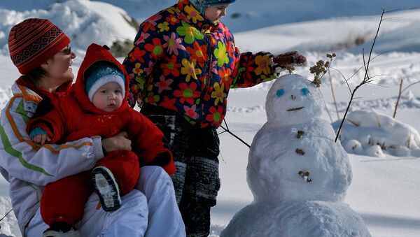 Дети лепят снеговик, архивное фото - Sputnik Казахстан