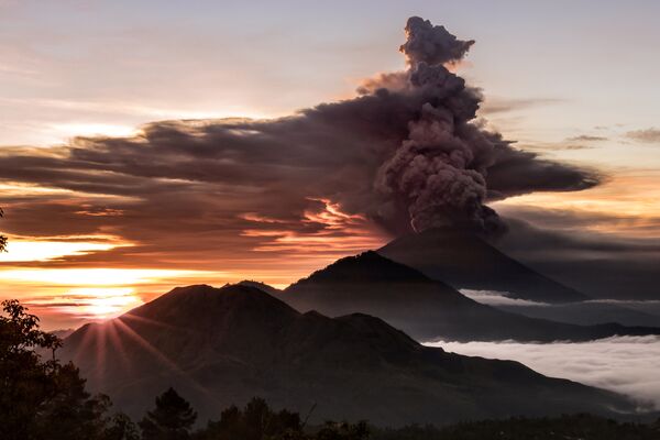 Извержение вулкана Агунг на Бали - Sputnik Казахстан