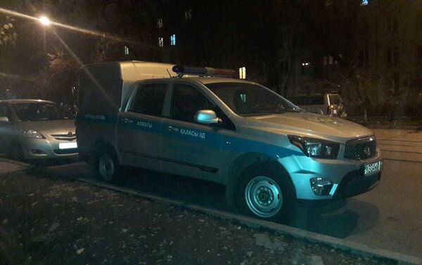Полицейский автомобиль на месте ограбления стоматологии по ул.Жарокова - Sputnik Казахстан