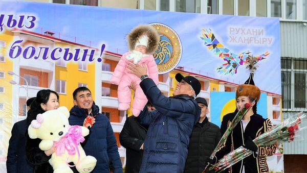 Предпраздничное новоселье справила сегодня семья малышки Муслимы Саматкызы - 18-миллионной жительницы страны - Sputnik Казахстан