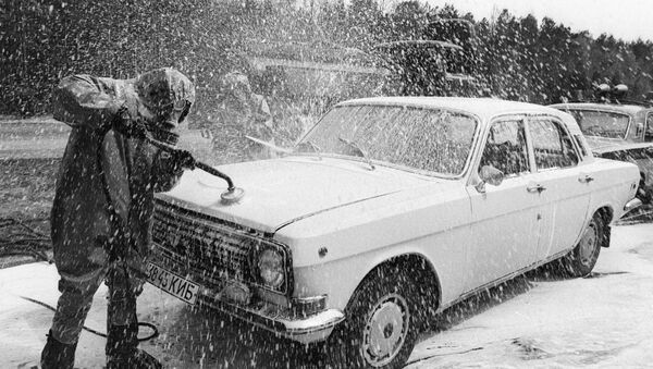 Дезактивация автомобиля в зоне чернобыльской катастрофы, архивное фото - Sputnik Казахстан