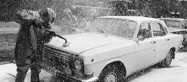 Дезактивация автомобиля в зоне чернобыльской катастрофы, архивное фото - Sputnik Казахстан