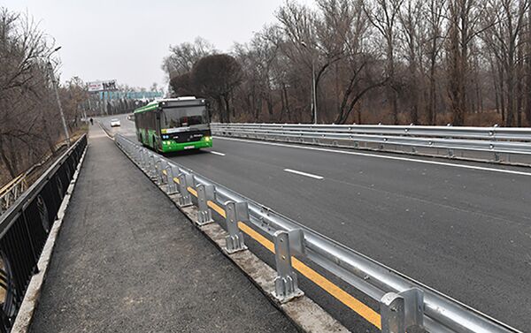 Сегодня же в Алматы запустили двустороннее движение через мост через р.Малая Алматинка в районе аэропорта - Sputnik Казахстан