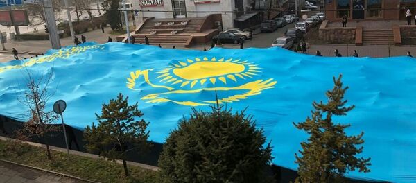 Огромный казахстанский флаг развернули на проспекте Назарбаева в Алматы Огромный казахстанский флаг развернули на проспекте Назарбаева в Алматы - Sputnik Казахстан