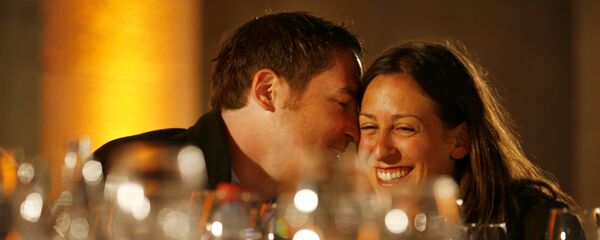 Пара молодых людей в ресторане, архивное фото Пара молодых людей в ресторане, архивное фото - Sputnik Казахстан