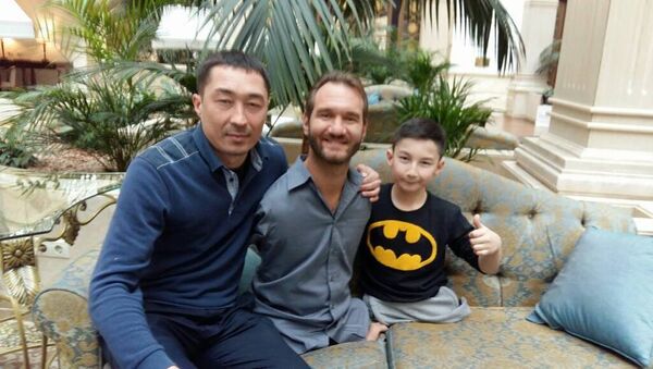 Казахстанский школьник Али Турганбеков, родившийся без ног, встретился с Ником Вуйчичем - Sputnik Казахстан