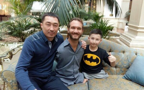 Казахстанский школьник Али Турганбеков, родившийся без ног, встретился с Ником Вуйчичем - Sputnik Казахстан