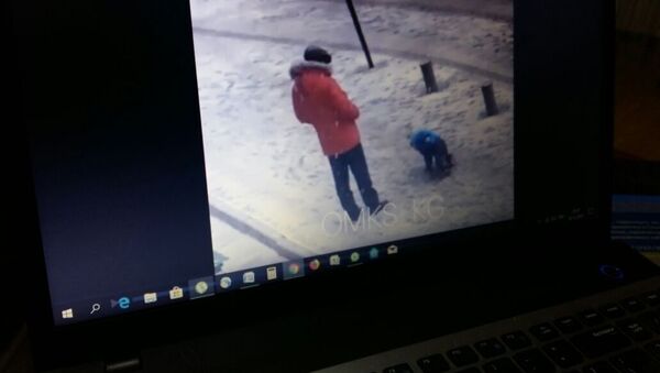 Очевидец снял на видео, как мужчина пнул лежащего ребенка - Sputnik Казахстан