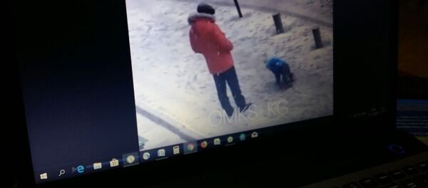Очевидец снял на видео, как мужчина пнул лежащего ребенка - Sputnik Казахстан