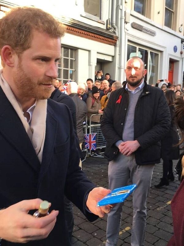 Принц Гарри с казахстанским шоколадом в руке - Sputnik Казахстан