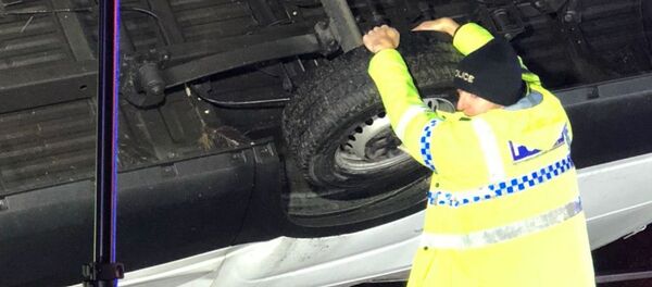 Грузовик на краю моста Грузовик на краю моста - Sputnik Казахстан