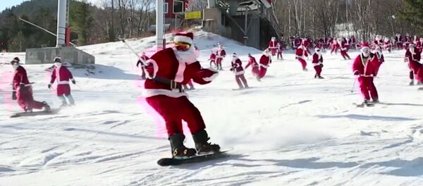 Массовый лыжный забег Санта-Клаусов в США - Sputnik Казахстан