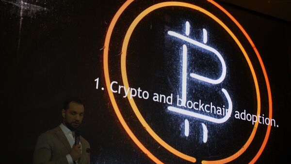 Эмблема криптовалюты биткоин, архивное фото - Sputnik Казахстан