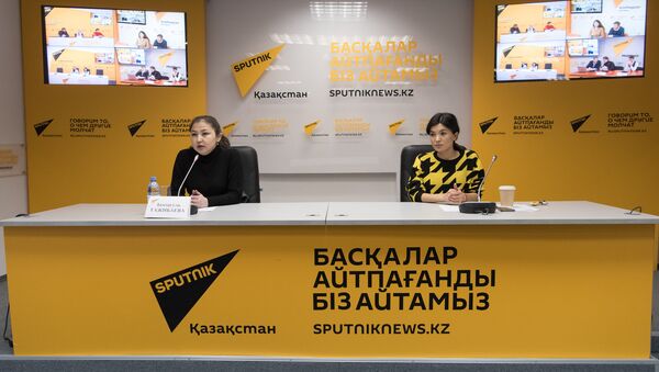 Координатор по коммуникациям Красного Полумесяца Казахстана Замзагуль Тажибаева (слева) - Sputnik Казахстан