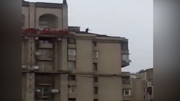 Кадры с Саакашвили, угрожающим спрыгнуть с крыши восьмиэтажного дома в Киеве - Sputnik Казахстан