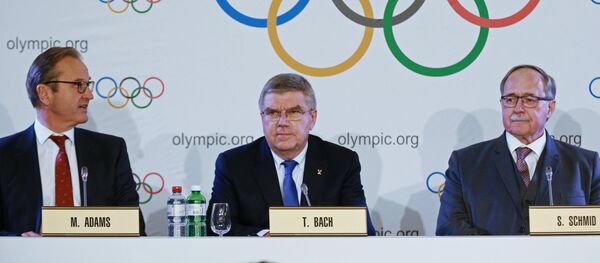 Директор по коммуникациям МОК Марк Адамс, президент МОК Томас Бах и бывший президент Швейцарии, глава комиссии МОК Самуэль Шмид Директор по коммуникациям МОК Марк Адамс, президент МОК Томас Бах и бывший президент Швейцарии, глава комиссии МОК Самуэль Шмид - Sputnik Казахстан