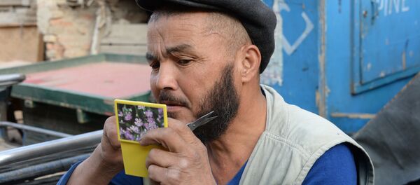 Мужчина стрижет бороду Мужчина стрижет бороду - Sputnik Казахстан