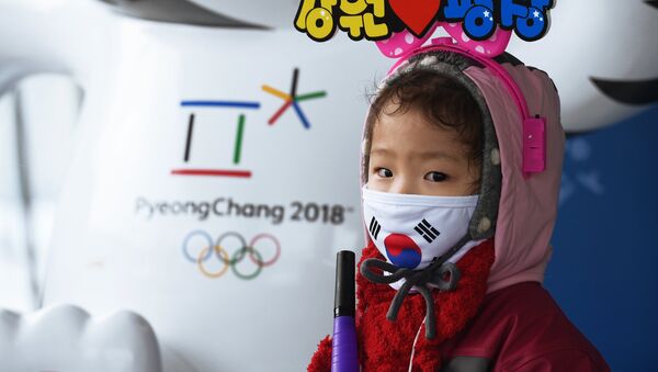 Девочка у Белого тигра – талисмана зимних Олимпийских игр 2018 в Пхенчхане - Sputnik Казахстан