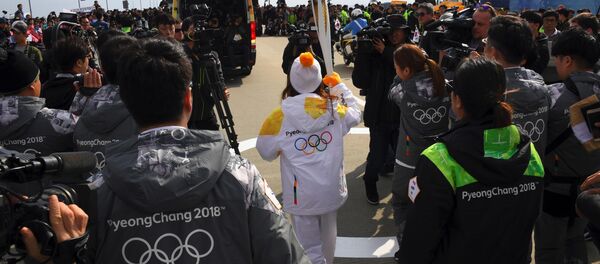 Факел с огнем олимпийских игр-2018 - Sputnik Казахстан