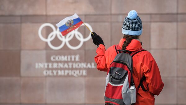 Флаг России на фоне надписи возле штаб-квартиры МОК - Sputnik Қазақстан