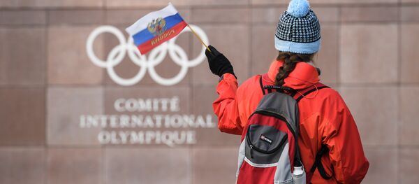 Флаг России на фоне надписи возле штаб-квартиры МОК - Sputnik Казахстан