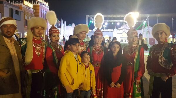 Местные жители с удовольствием фотографируются с участниками фестиваля из Казахстана Местные жители с удовольствием фотографируются с участниками фестиваля из Казахстана - Sputnik Казахстан