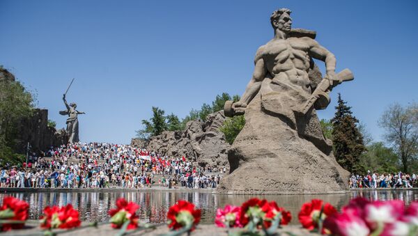 Цветы у мемориального комплекса Мамаев Курган в Волгограде - Sputnik Казахстан