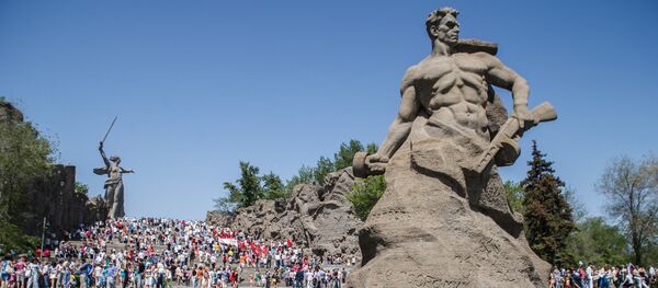 Цветы у мемориального комплекса Мамаев Курган в Волгограде - Sputnik Казахстан