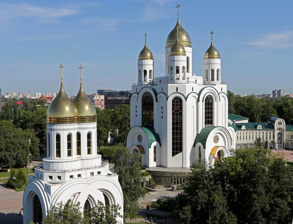 Собор Христа Спасителя (на втором плане) и церковь Петра и Февронии в Калининграде - Sputnik Казахстан