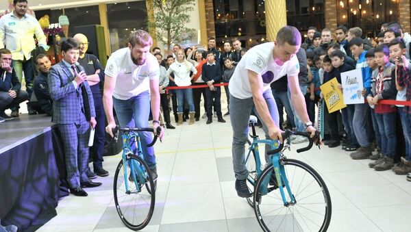 Спортсмены велокоманды Астана на встрече с болельщиками - Sputnik Казахстан