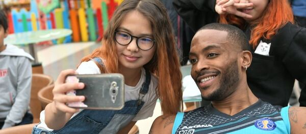 Спортсмены баскетбольного клуба Астана на встрече с болельщиками - Sputnik Казахстан