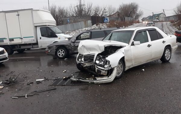 Toyota и Mercedes столкнулись на пересечении улиц Байсеитовой и Жанажол - Sputnik Казахстан