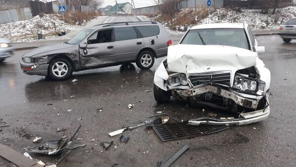 Toyota и Mercedes столкнулись на пересечении улиц Байсеитовой и Жанажол - Sputnik Казахстан